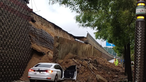 오산서 10m 옹벽 무너져 차량 1대 매몰…40대 운전자 1명 사망