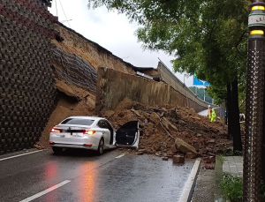 오산서 10m 옹벽 무너져 차량 1대 매몰…40대 운전자 1명 사망