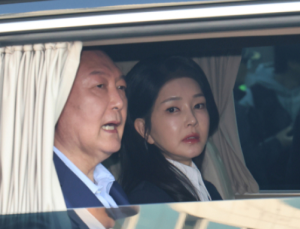 드러나는 김건희 그림자…건진법사·집사는 누구?