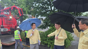 우범기 전주시장, 호우 속 빗물받이 준설 현장 안전점검
