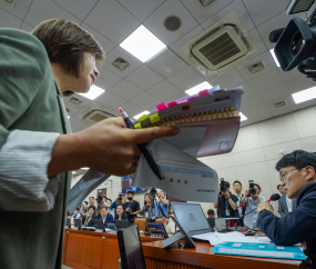 정은경 청문회‚ ‘자료 제출’ 논란에 시작도 못하고 파행 [쿠키포토]