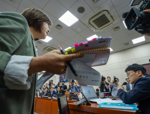 정은경 청문회‚ ‘자료 제출’ 논란에 시작도 못하고 파행 [쿠키포토]