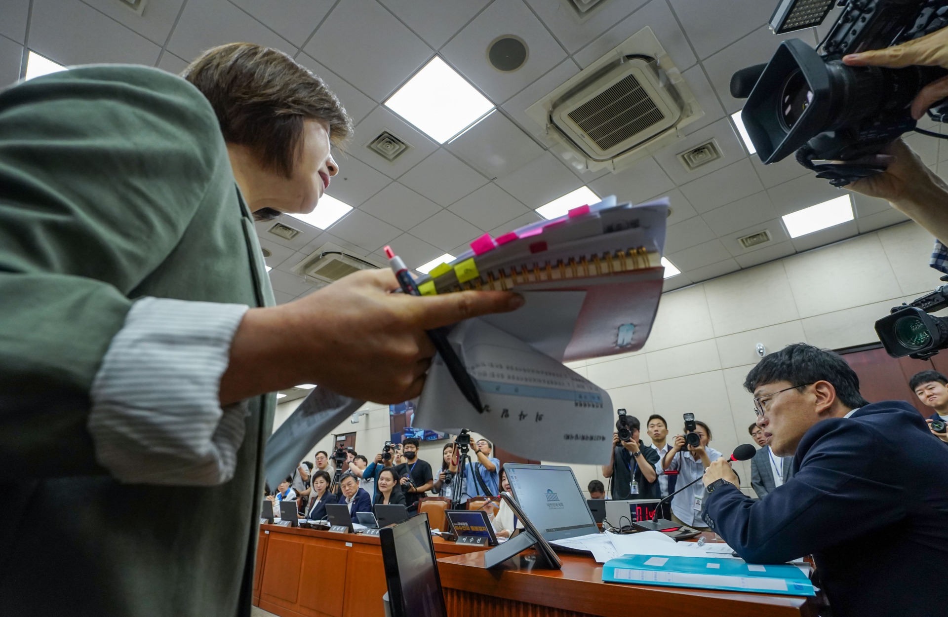 정은경 청문회‚ ‘자료 제출’ 논란에 시작도 못하고 파행