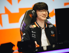 ‘디펜딩 챔프’ T1, G2에 화풀이…EWC 3위 ‘유종의 미’ [EWC]