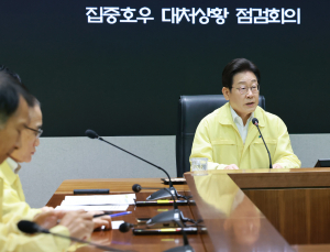 李대통령 국정 지지율 2.4%p 떨어진 62.2%…“취임 후 첫 소폭 하락”[리얼미터]