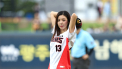‘KIA’전 시구 김규리, 수묵비엔날레 홍보하고 1승 챙겨