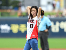 ‘KIA’전 시구 김규리, 수묵비엔날레 홍보하고 1승 챙겨