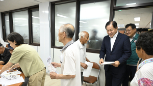 심재국 평창군수, 읍사무소 찾아 민생회복 소비쿠폰 신청 독려