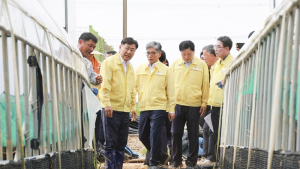 김관영 전북도지사, 집중호우 침수피해 농가 위로 방문