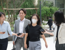 ‘김건희 집사’ 배우자 특검 출석…46억 투자금·도피 의혹 추궁
