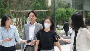 ‘김건희 집사’ 배우자 특검 출석…46억 투자금·도피 의혹 추궁