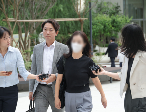 ‘김건희 집사’ 배우자 특검 출석…46억 투자금·도피 의혹 추궁