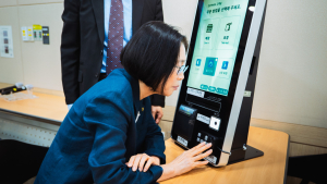장애인·고령자도 쉽게 쓰는 ‘키오스크’, 전국 복지 현장에 도입
