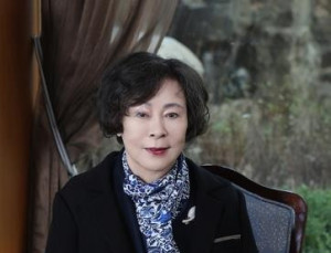 ‘故신격호 장녀’ 신영자, 롯데지주·쇼핑 이어 칠성 주식도 매각…왜?