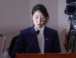 민주 “강선우 자진사퇴 결단 존중…보좌진 처우 개선 노력”