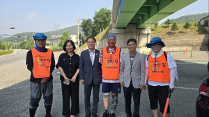 도보 종주 나선 ‘왼발박사’ 이범식, 경주 입성…APEC 성공 염원