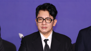 경찰, 하이브 본사 등 압수수색…방시혁 '부정거래' 강제수사