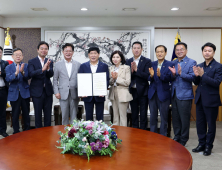 대전시의회 행정통합특위, 충남도의회 방문 ‘행정통합 서한문’ 전달