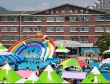 워터파크로 변신한 초등학교 운동장