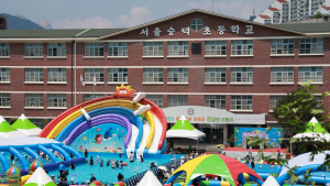 워터파크로 변신한 초등학교 운동장