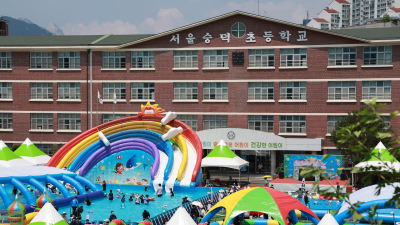 워터파크로 변신한 초등학교 운동장