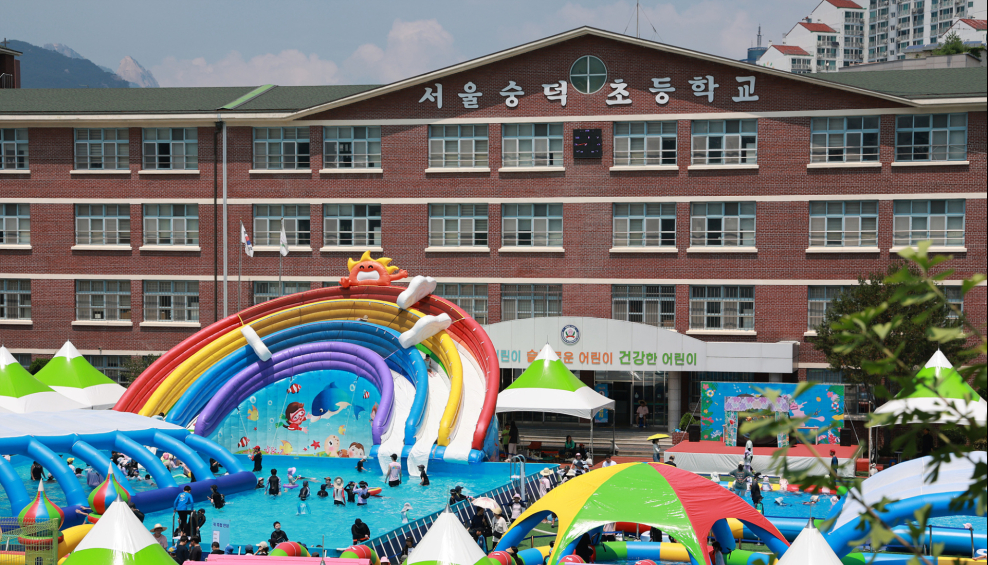 워터파크로 변신한 초등학교 운동장