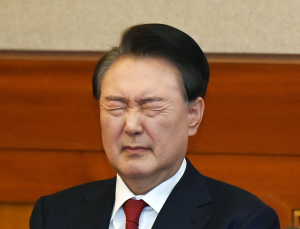 법원 “尹, 계엄 사태로 인한 시민 고통에 책임”