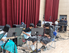 “우리는 학교로 방학 간다”