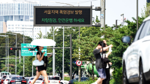 아지랑이 피어오르는 극한 폭염…이번주 내내 덥다
