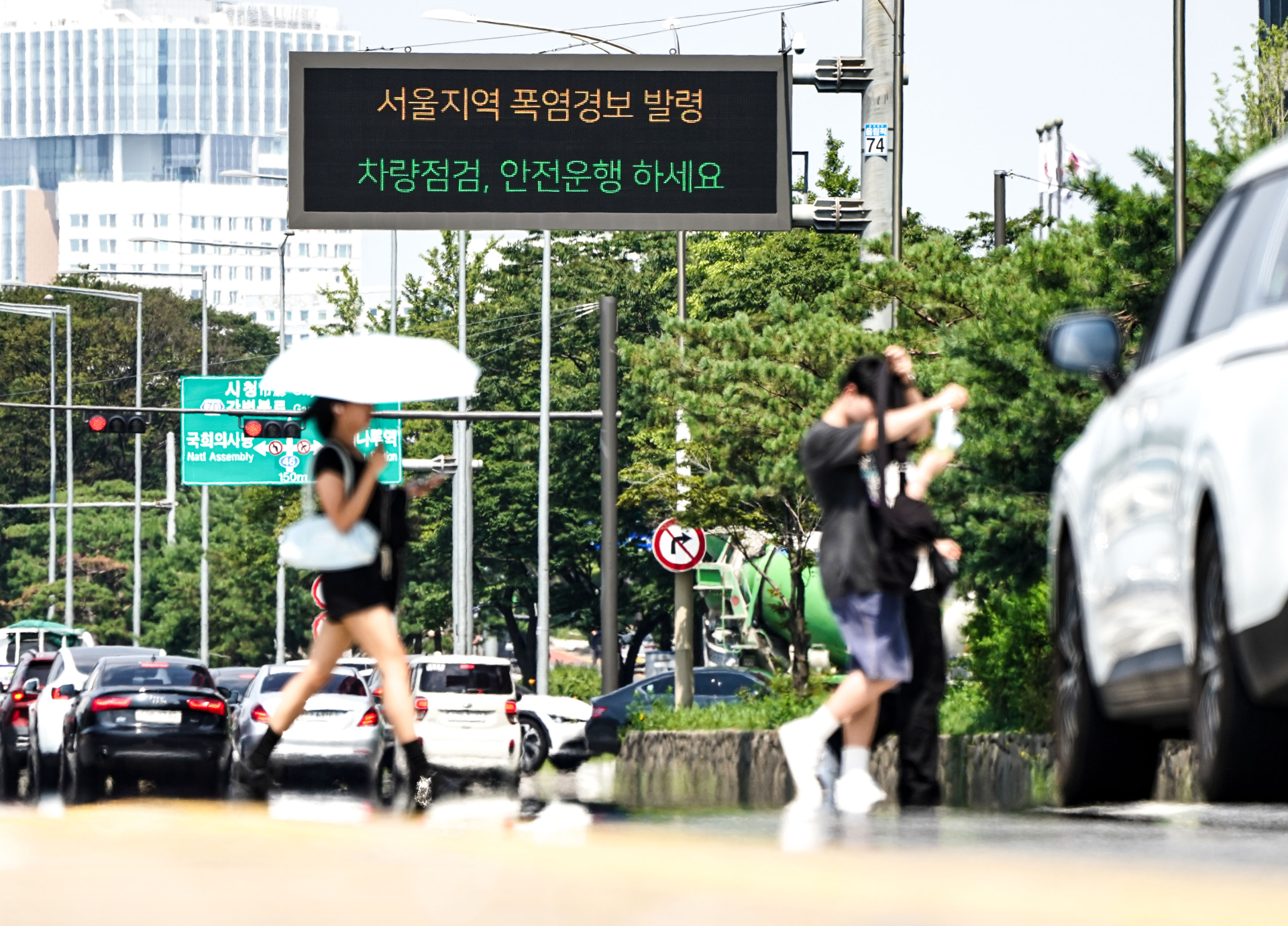 아지랑이 피어오르는 극한 폭염…이번주 내내 덥다