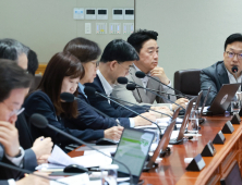 李, 금융위 보고에 “재미있다”…산재기업 대출·투자 제한 주문