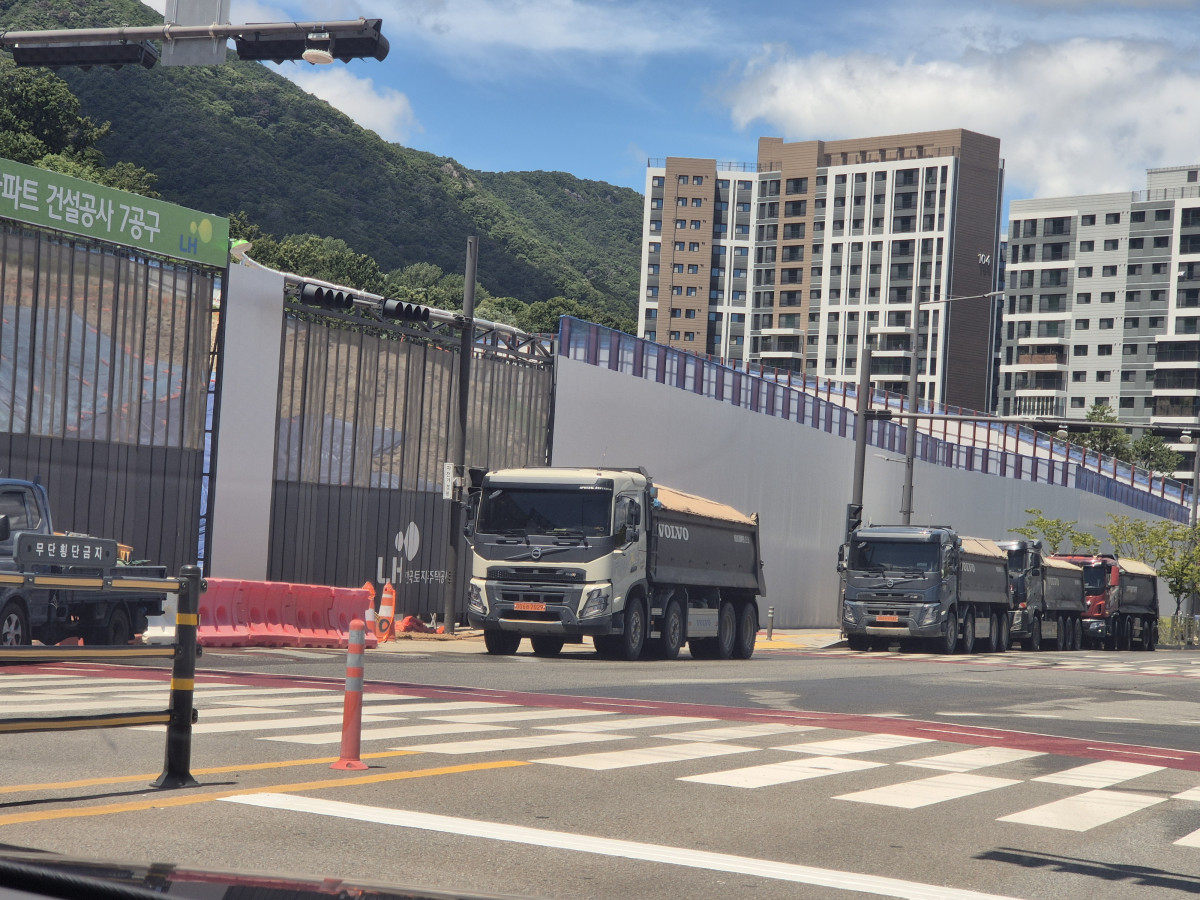 준공 앞둔 택지에 흙 쏟아붓는 LH… 사송지구 토공공사 논란