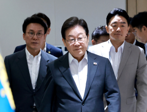 李대통령, 오늘 스가 전 日 총리 접견…“첫 일본 고위급 인사 방한”