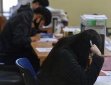 “작고 소중한 월급으론 못 살아”…청년들, 철밥통 내려놨다