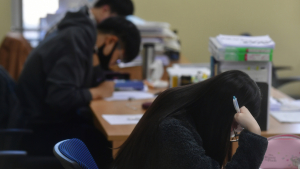 “작고 소중한 월급으론 못 살아”…청년들, 철밥통 내려놨다