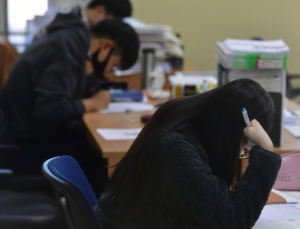 “작고 소중한 월급으론 못 살아”…청년들, 철밥통 내려놨다