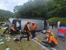 춘천 골프장서 승합차 전도…2명 사망·4명 중경상(종합)