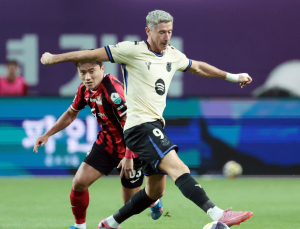 ‘레반도프스키 선제골’ 바르샤, 서울전 1-0 리드