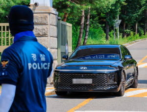 특검 “尹, 바닥에 누워 체포 거부…다음엔 물리력 동원”