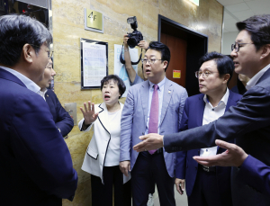 “공산당이냐!” 고성 속 방송3법·노란봉투법·상법 법사위 통과…野 반발
