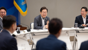 시도지사 만난 李대통령 “지방정부 제시한 전략, 최대한 존중”