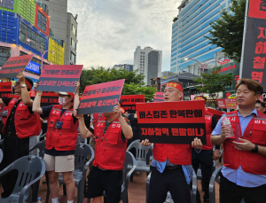 “소상공인 터전 사라진다”…홍대 레드로드 역사 설치 반발