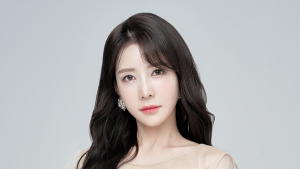 트로트가수 한봄, 창원 마운드 오른다…애국가 이어 시구까지