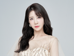 트로트가수 한봄, 창원 마운드 오른다…애국가 이어 시구까지