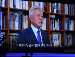 이재명·문재인 “새 지도부, 원팀 되어 유능함으로 역사 이어가야” [8·2 민주 전당대회]