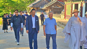 문재인 전 대통령, 해남 방문…사법고시 공부했던 대흥사 찾아