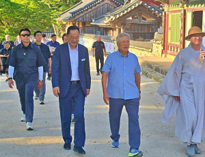 문재인 전 대통령, 해남 방문…사법고시 공부했던 대흥사 찾아