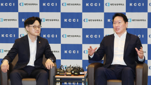 김정관 만난 최태원 “관세 협상 잘 풀어주셔서 감사, 새로운 산업 환경 조성 부탁”