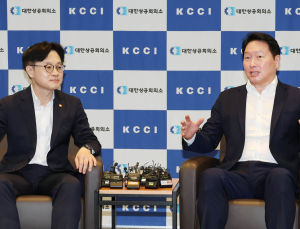 김정관 만난 최태원 “관세 협상 잘 풀어주셔서 감사, 새로운 산업 환경 조성 부탁”