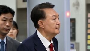 尹 “더워 수의 벗어” 해명에…특검 “현장 직접 봐, 완강한 저항”